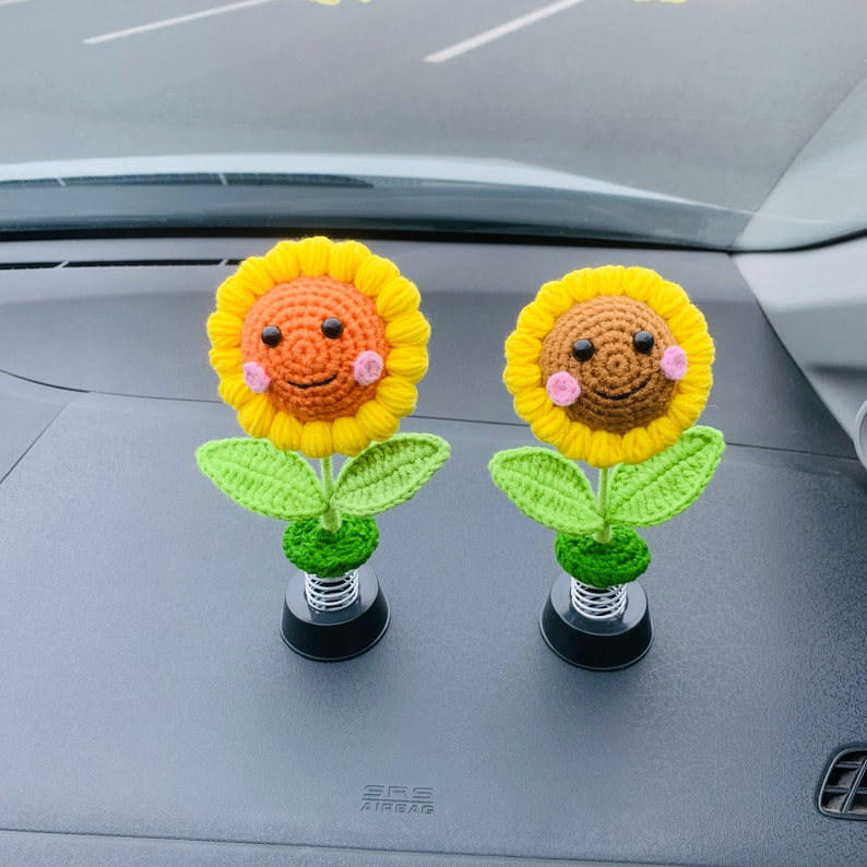 Ouluhend Sunflower Cute Car Dashboard Accessories Decorations for Women,  Boho Hippie Kawaii Car Accessories Decor Bobblehead Sunflower Gift Interior