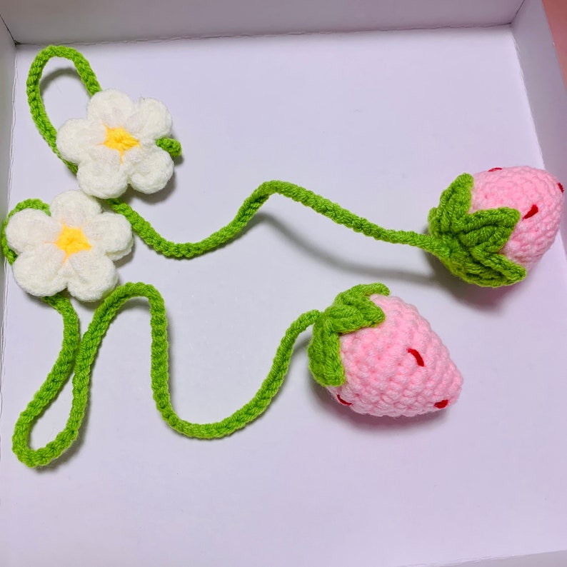 QKHEE 2 Pcs Cute Hand Knitted Strawberry Car Hanging Accessories Rearview  Mirror Decor Cute Car Hanging Ornament for Lady Crochet Plant Car Pendant